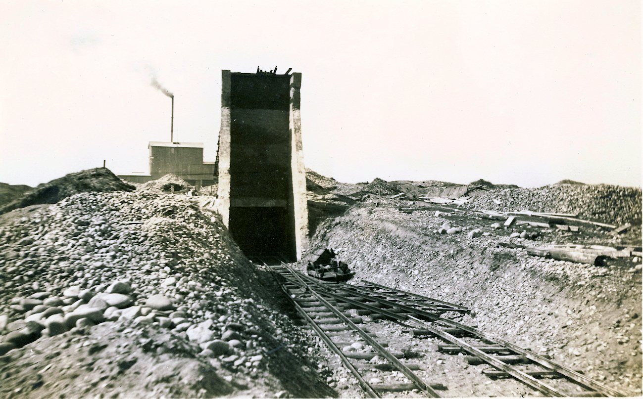 Tunnel og silo - fabrik i bagrunden